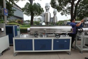 Cosmetic tube extrusion cooling water tank for stable tube sizing and cooling
